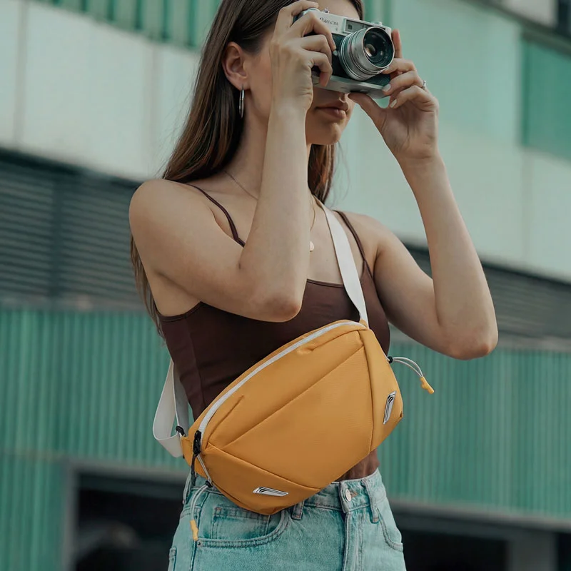 Guangzhou Fuliya Industry Co.,Ltd C-81470 This bag has phone/bottle pockets, adjustable strap, water-repellent fabric, padded shoulder, and expandable capacity, for commute and outdoor.