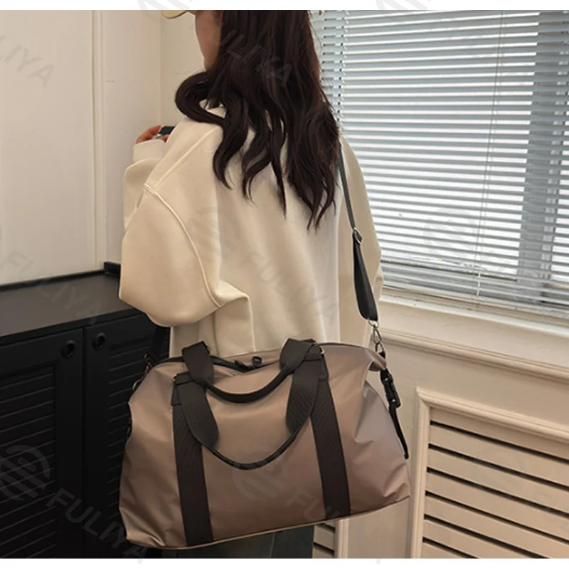 Guangzhou Fuliya Industry Co.,Ltd C-81143 Hand-carry travel gym bag, large capacity, comfortable handle, detachable hook, and adjustable strap - hand, shoulder, or crossbody carry for short trips, fitness, and business travel.