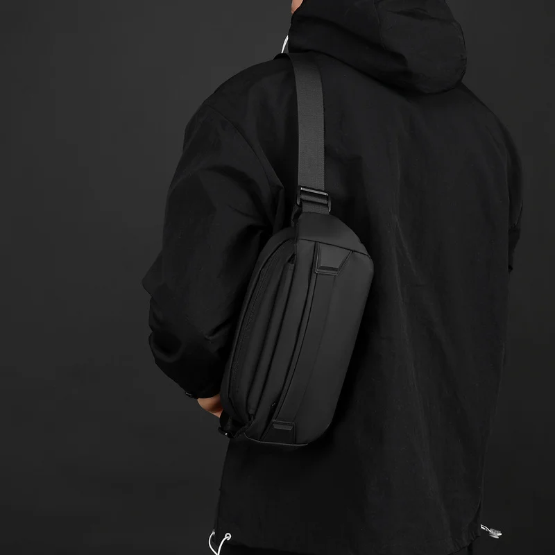 Guangzhou Fuliya Industry Co.,Ltd C-81209 Solid-color minimalist men's chest bag, large capacity, water-resistant and breathable, quick-release buckle and bottle pocket - for commuting, cycling, and casual use.