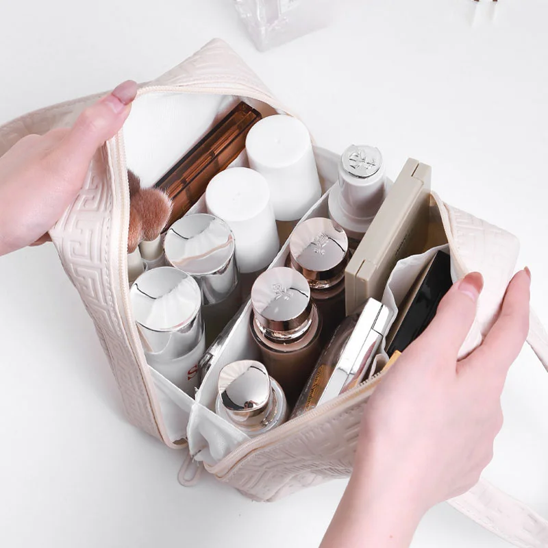 Guangzhou Fuliya Industry Co.,Ltd C-81229 Large-capacity hand-carry makeup bag, PU waterproof material, multi-compartment storage, wide opening for easy access, comfortable handle, smooth zipper, multiple colors - for travel and daily use.